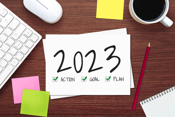 2023 Happy New Year Resolution Goal List and Plans Setting - Business office desk met notebook geschreven over het plannen van een lijst van doelstellingen en resoluties voor het nieuwe jaar. Veranderings- en beslissingsconcept. - Foto, afbeelding