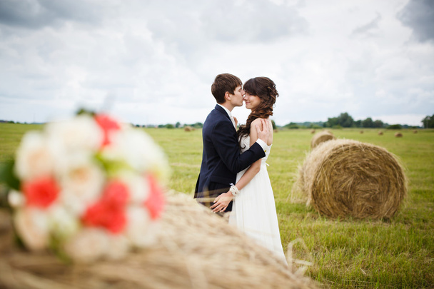 Νύφη και γαμπρός κοντά σε hay - Φωτογραφία, εικόνα