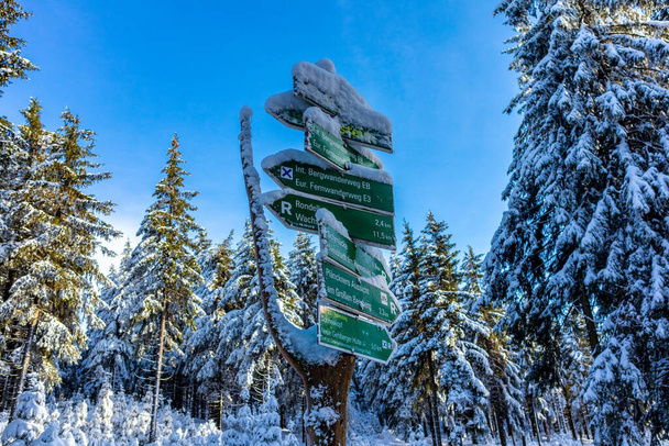 Prachtig winterlandschap op de hoogten van het Thüringer Woud bij Oberhof - Thüringen - Foto, afbeelding