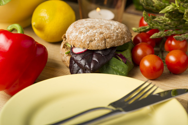 新鮮な食材とプレートの横にある健康バーガー - 写真・画像