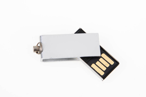 Chiave USB argento Flash Drive rotante Stick memoria su sfondo bianco scrivania - Foto, immagini