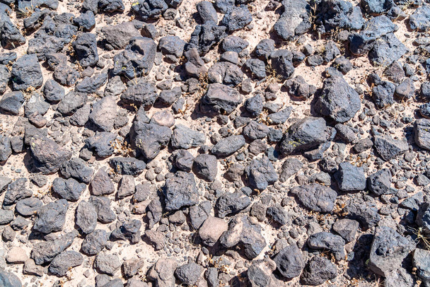 pierres de lave noires en terrain montagneux.  - Photo, image