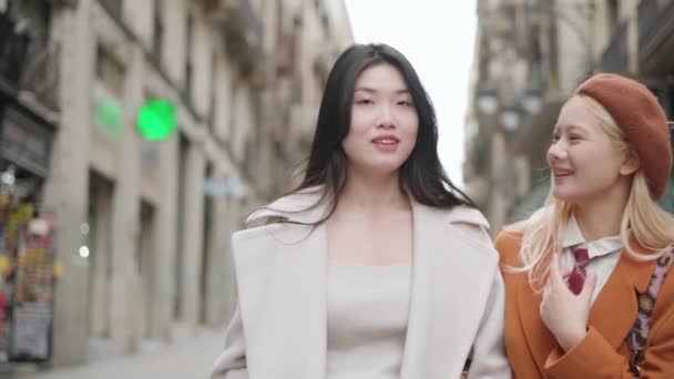 Zpomalení videa lesbičky asijské pár procházky a chatování na ulici - Záběry, video