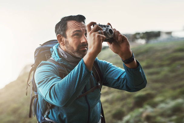 Necesito que esta foto sea absolutamente perfecta. un hombre de mediana edad tomando fotos con su cámara en las montañas - Foto, Imagen