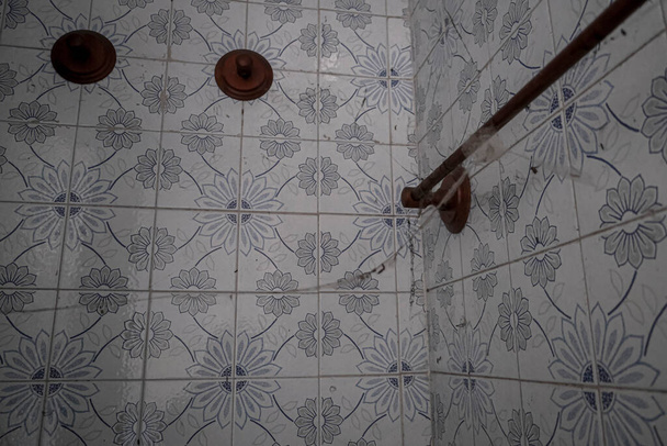 детали деревянной ванной комнаты в заброшенном доме. Высокое качество фото - Фото, изображение