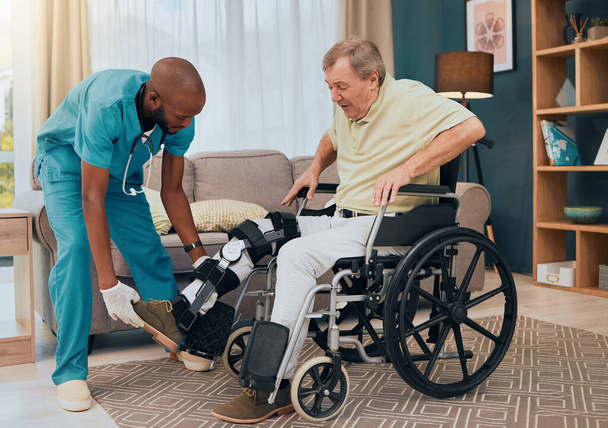 Pacjent w podeszłym wieku, operacja nóg i rehabilitacja fizjoterapeutyczna z czarnoskórą pielęgniarką pomagającą zachować ostrożność. Dom opieki, szpital i klinika opieki zdrowotnej pomoc z starszym mężczyzną gotowym do fizjoterapii. - Zdjęcie, obraz