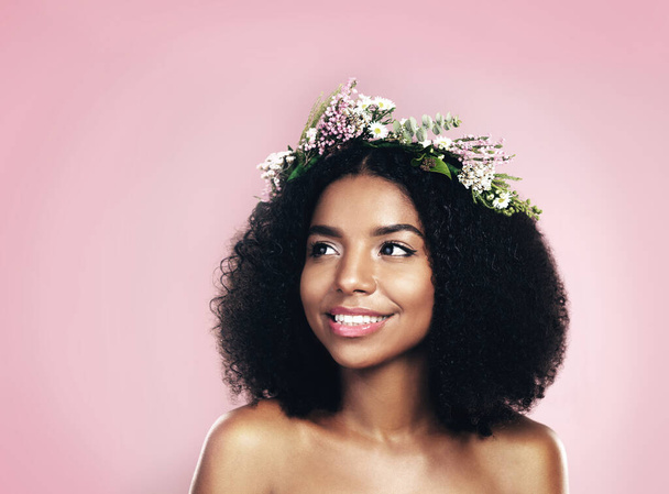 Me siento bien creyendo en ti mismo. Foto de estudio de una hermosa mujer joven con una corona floral en la cabeza - Foto, Imagen