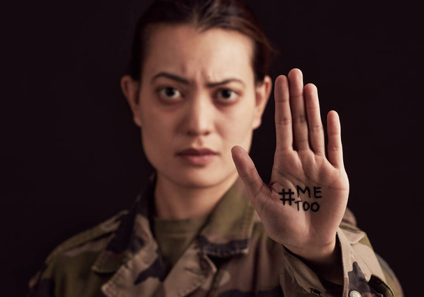 Mujer militar, mano y hashtag mí también contra el abuso o la violación en el fondo del estudio negro. Retrato facial, víctima y mujer del ejército de Ucrania de pie contra el abuso sexual, la violencia o el acoso - Foto, imagen