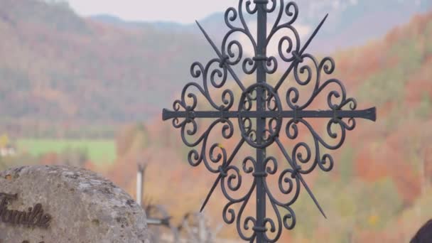 súlyos dekoráció és gentian a temetőben. Kiváló minőségű 4k felvételek - Felvétel, videó