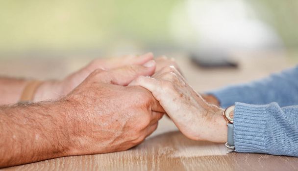 Idősebb pár fogja egymás kezét a szeretetért, támogatásért és bizalomért a nyugdíjba vonulásért, tanácsadásért és házasságért. Szoros idősek, kézfogás és remény, empátia vagy tisztelet, kedvesség és hála gondossággal. - Fotó, kép