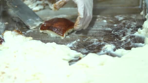 Traditionelle türkische Küche Dessert Kazandibi (Gebratener Pudding). Lokaler Name; Kazandibi.Roasted Pudding Produktionsprozess in einer Lebensmittelfabrik. 4K Videodreh. - Filmmaterial, Video