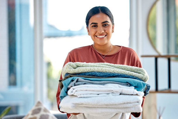 Portret, sprzątanie lub kobieta z praniem lub szczęśliwy uśmiech po praniu ubrań lub ręczników w usługach sprzątania. Gościnność, hotel lub twarz indyjskiego sprzątacza pracującego w airbnb, domu lub domu w Bombaju. - Zdjęcie, obraz