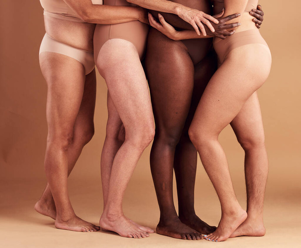 Різноманітність, ноги та позитивність тіла, жінки в нижній білизні стикаються разом на студійному фоні. Ноги, друзі та здоров'я, розширення можливостей у самолюбстві та догляді у глобальній спільноті різних жіночих тіл
 - Фото, зображення