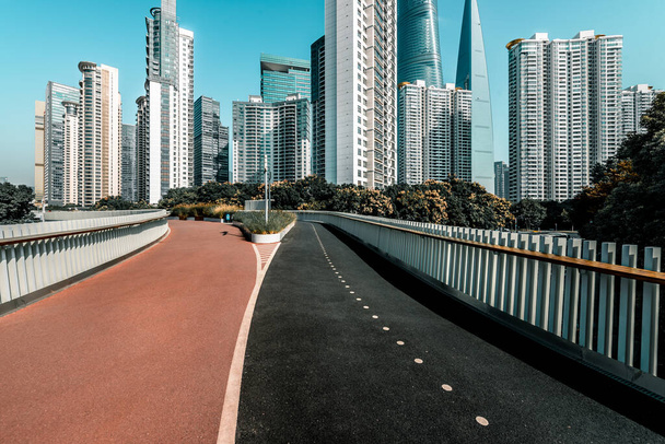 Беговая дорожка и городской фон Шанхая - Фото, изображение