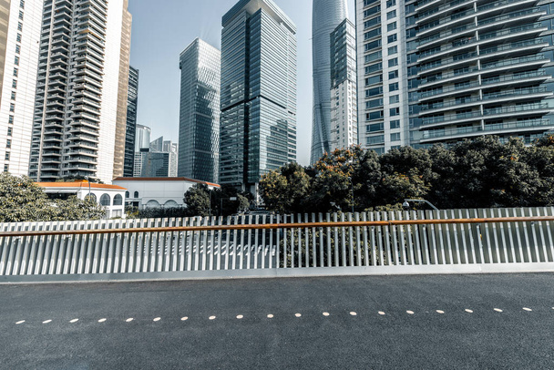 Futópálya és Sanghaj városi háttere - Fotó, kép