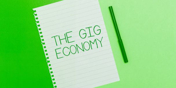 Sinal de texto mostrando The Gig Economy, Palavra Escrito no mercado de contratos de curto prazo trabalho freelance temporário - Foto, Imagem