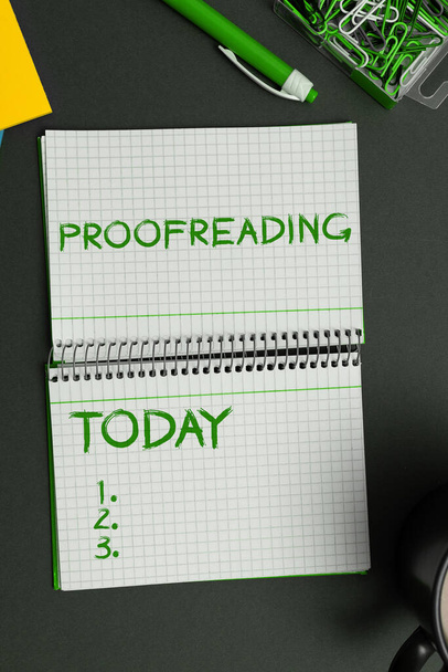 Έμπνευση που δείχνει σημάδι Proofreading, Πράξη επιχειρηματική έννοια της ανάγνωσης και σήμανσης ορθογραφίας, γραμματικής και συντακτικών λαθών - Φωτογραφία, εικόνα