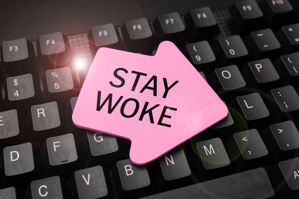 Ручная надпись Stay Woke, Интернет Концепция быть в курсе вашего окружения и вещей происходит Держите в курсе - Фото, изображение