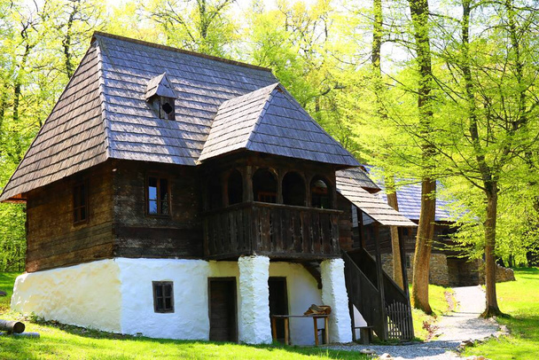 Bella casa rustica nella campagna della Romania - Foto, immagini