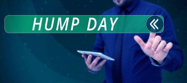 Käsitteellinen kuvateksti Hump Day, Concept tarkoittaa kiipeily sananlaskun kukkulalla saada läpi kova viikko keskiviikko - Valokuva, kuva