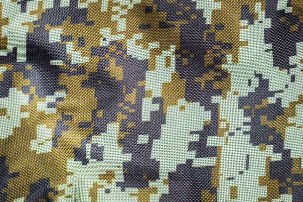 Темно-зеленый камуфляж с текстурой хаки на фоне пикселей. Военная концепция. - Фото, изображение