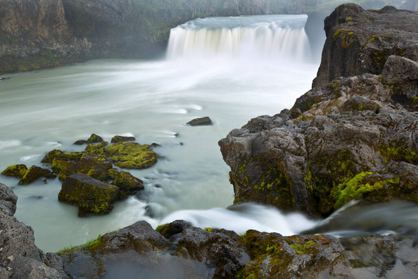 Belle vue sur la cascade de Godafoss en Islande du Nord - Photo, image
