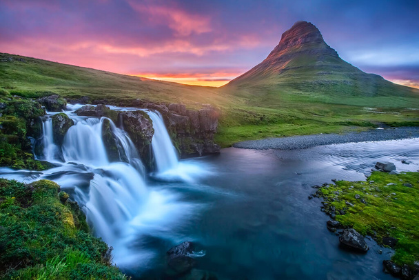 Belle vue sur la cascade de Kirkjufellsfoss, ouest de l'Islande - Photo, image