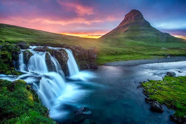 Piękny widok na wodospad Kirkjufellsfoss, zachodnia Islandia - Zdjęcie, obraz