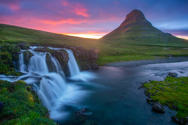 Piękny widok na wodospad Kirkjufellsfoss, zachodnia Islandia - Zdjęcie, obraz