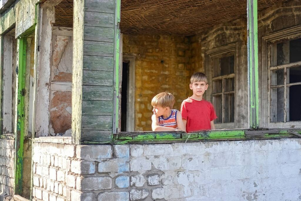 Yanmış bir evde çocuklar, çatışmalar ve doğal afetler sonucu evlerini kaybettiler.. - Fotoğraf, Görsel