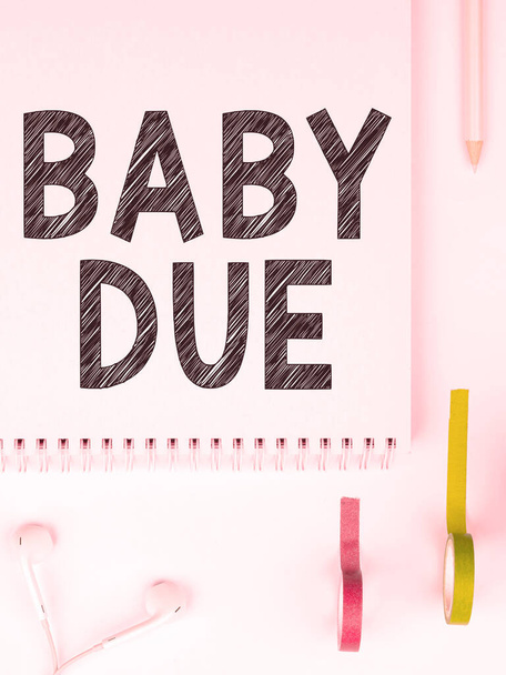 Konzeptionelle Anzeige Baby Due, Wort, das kurz vor der Geburt geschrieben wird Unter Verlobung, wann es soweit sein soll - Foto, Bild