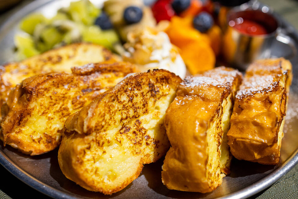 Гриль тост з яйцем і фруктами в кав'ярні
 - Фото, зображення