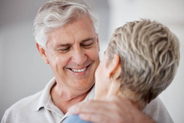 Starsza para, emerytura i mężczyzna przytulają kobietę w domu dla miłości, opieki i wsparcia razem. Twarz starszego partnera, szczęśliwe małżeństwo i starsza para relaksują się w rodzinnym domu, mieszkaniu i stylu życia emeryta. - Zdjęcie, obraz