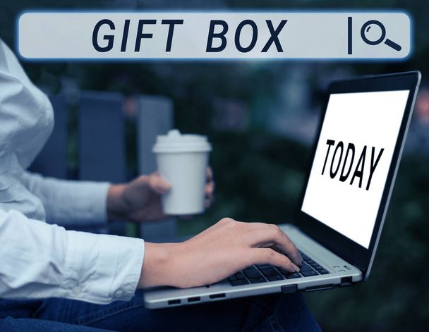 Segno di scrittura a mano Gift Box, Word for A small cointainer con disegni in grado di gestire i regali - Foto, immagini