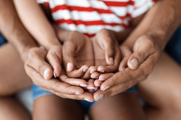 Genitori e bambino che mettono insieme le mani, primo piano shot - Foto, immagini