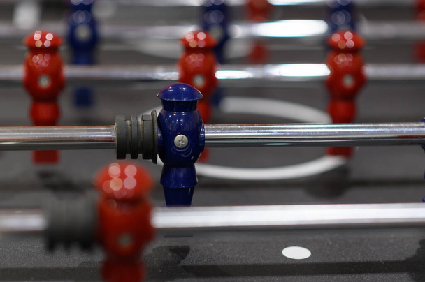 Close-up-Plastik-Spieler im Tischkicker im Unterhaltungszentrum. Fußballtisch mit roten und blauen Spielern - Foto, Bild