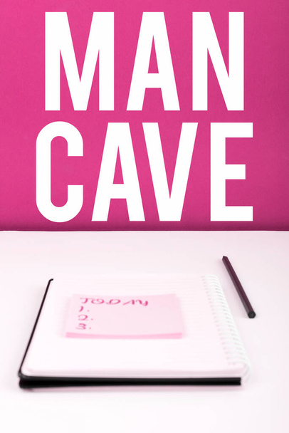 Texto que presenta Man Cave, Concepto que significa una habitación, espacio o área de una vivienda reservada para una persona masculina - Foto, imagen