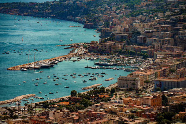 Napoli, İtalya 'da deniz kenarındaki Chiaia ve Posillipo mahalleleri. - Fotoğraf, Görsel