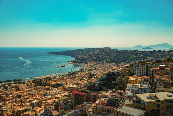 Napoli, İtalya 'da deniz kenarındaki Chiaia ve Posillipo mahalleleri. - Fotoğraf, Görsel