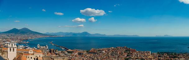 Stare miasto Neapol i wulkan Wezuwiusz. - Zdjęcie, obraz