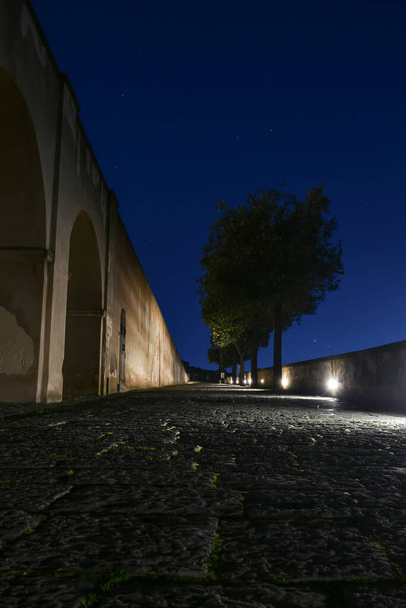 イタリアのナイトフォトのバイア城の壁に沿って狭い通り. - 写真・画像