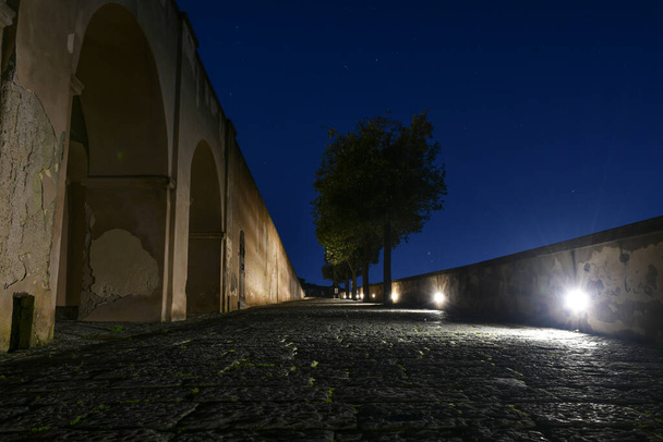 イタリアのナイトフォトのバイア城の壁に沿って狭い通り. - 写真・画像