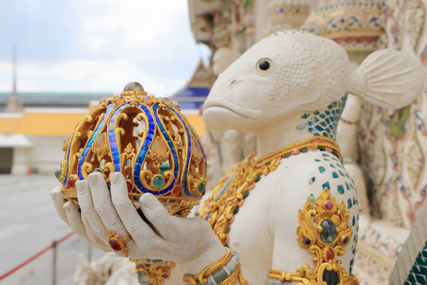 Перлина біла статуя тайської міфологічної богині у Ват Паріват Ратчасонкрам. Храм з тайським буддійським сучасним мистецтвом. - Фото, зображення