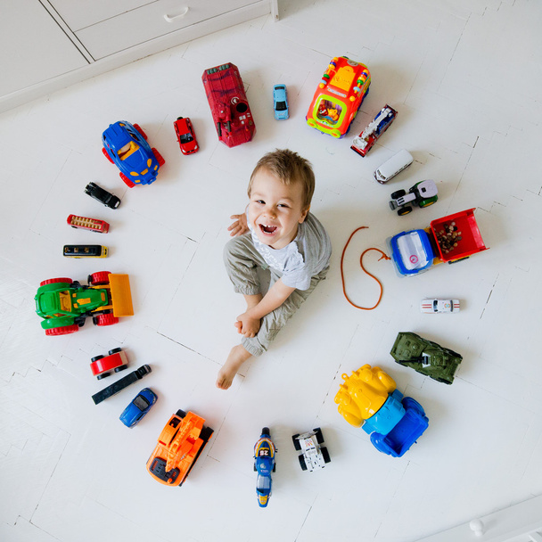 Niño con coches de juguete
  - Foto, Imagen