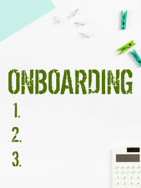 Hand writing sign Onboarding, Έννοια που σημαίνει Δράση Διαδικασία ενσωμάτωσης ενός νέου υπαλλήλου σε έναν οργανισμό - Φωτογραφία, εικόνα
