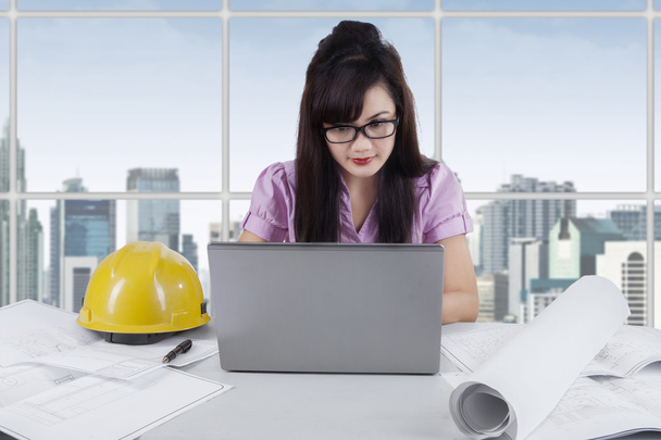 Женщина-инженер работает за столом в офисе
 - Фото, изображение