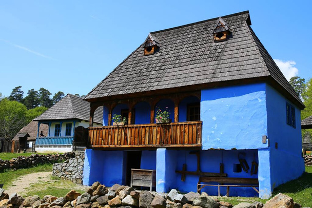Belle maison rustique dans la campagne de Roumanie - Photo, image