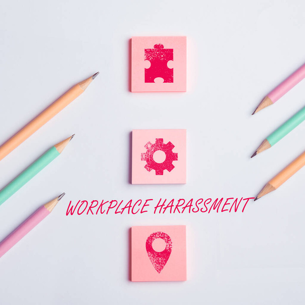 Schild mit Belästigung am Arbeitsplatz, Konzeptfoto Unterschiedliche Rasse Geschlecht Alter sexuelle Orientierung der Arbeiter - Foto, Bild
