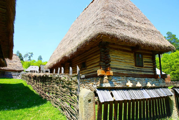 ルーマニアの田舎の美しい素朴な家 - 写真・画像