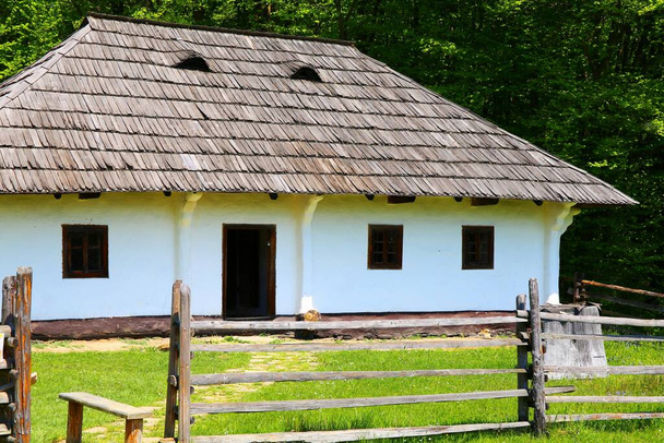 ルーマニアの田舎の美しい素朴な家 - 写真・画像